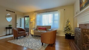 Una Smart TV, una chimenea, un futbolín, una mesa de tenis de mesa