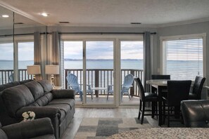 Télévision, lecteur de DVD, espaces bureaux