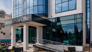 Outdoor dining - Hotel New Star (Podgorica)