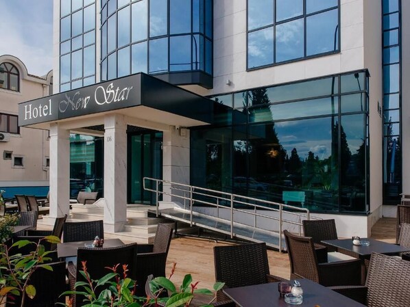 Outdoor dining - Hotel New Star (Podgorica)
