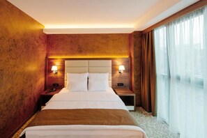 In-room safe, desk, laptop workspace, free WiFi