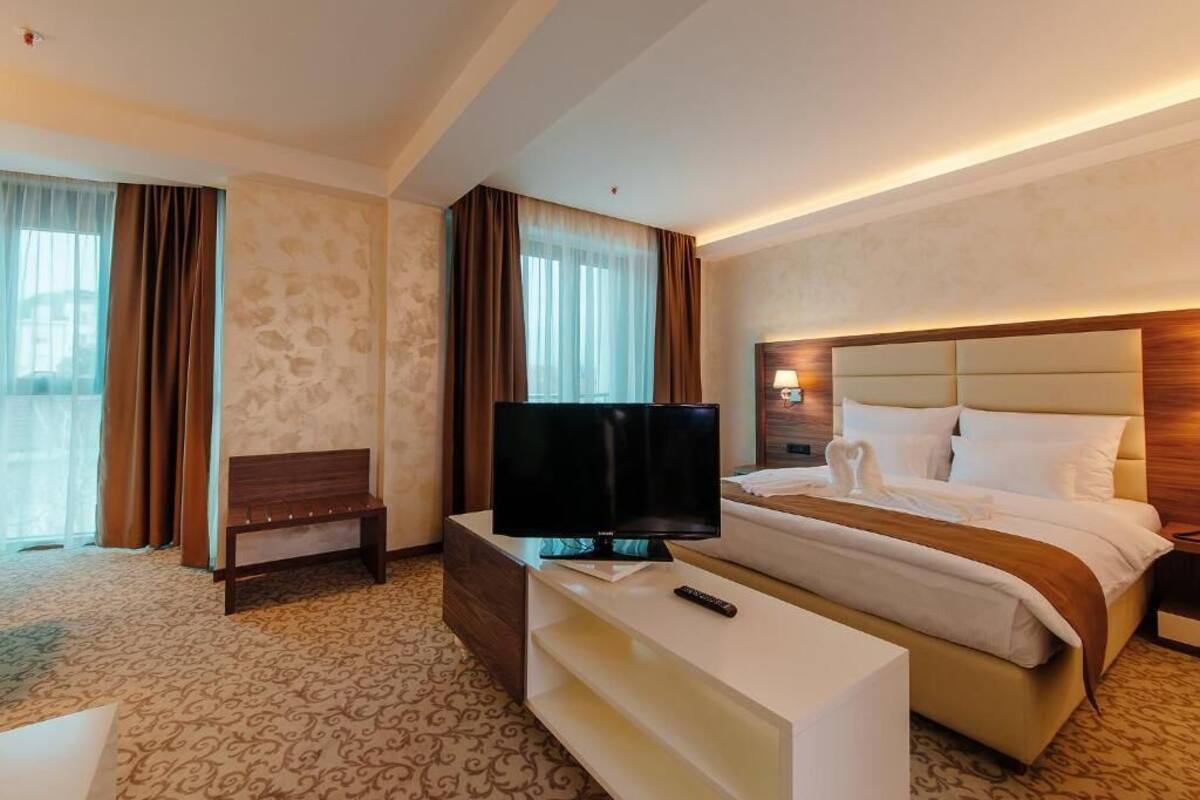 In-room safe, desk, laptop workspace, free WiFi