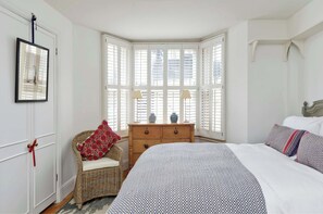 2 Schlafzimmer, Schreibtisch, Bügeleisen/Bügelbrett, Reisekinderbett