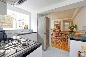 Fridge, microwave, oven, stovetop - Lovely 2 bed flat with Garden in Queen's Park (Greater London)