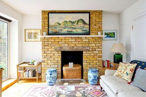 テレビ、暖炉、書斎 / ワークスペース