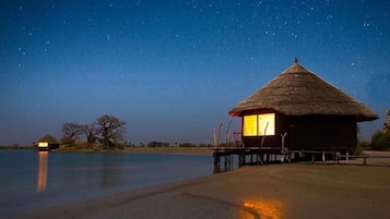 Vista frontal de la propiedad por la tarde o noche