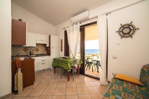 Full-sized fridge, oven, stovetop, cookware/dishes/utensils - Trilocale Apartments Seaside (Villaputzu)