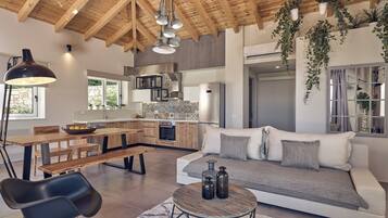 Smart TV, libros y estéreo