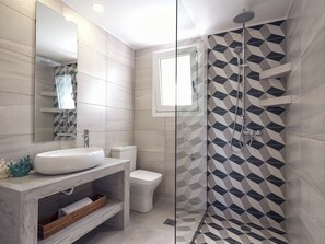 Shower, hair dryer, towels, soap - Chris Villa, an Escape with Heated Pool & SeaView (QVWV+49 Bochali, Greece)