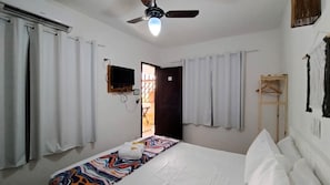 Standard-dobbeltværelse | Skrivebord, arbejdsområde til bærbare computere, gratis Wi-Fi