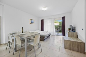 Appartement, 2 chambres, balcon | Coin séjour | TV connectée de 32 pouces avec chaînes par câble