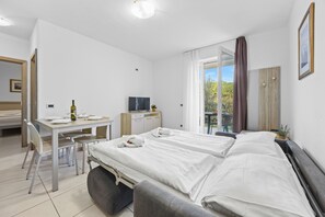 Appartement, 1 chambre, balcon | Coin séjour | TV connectée de 32 pouces avec chaînes par câble