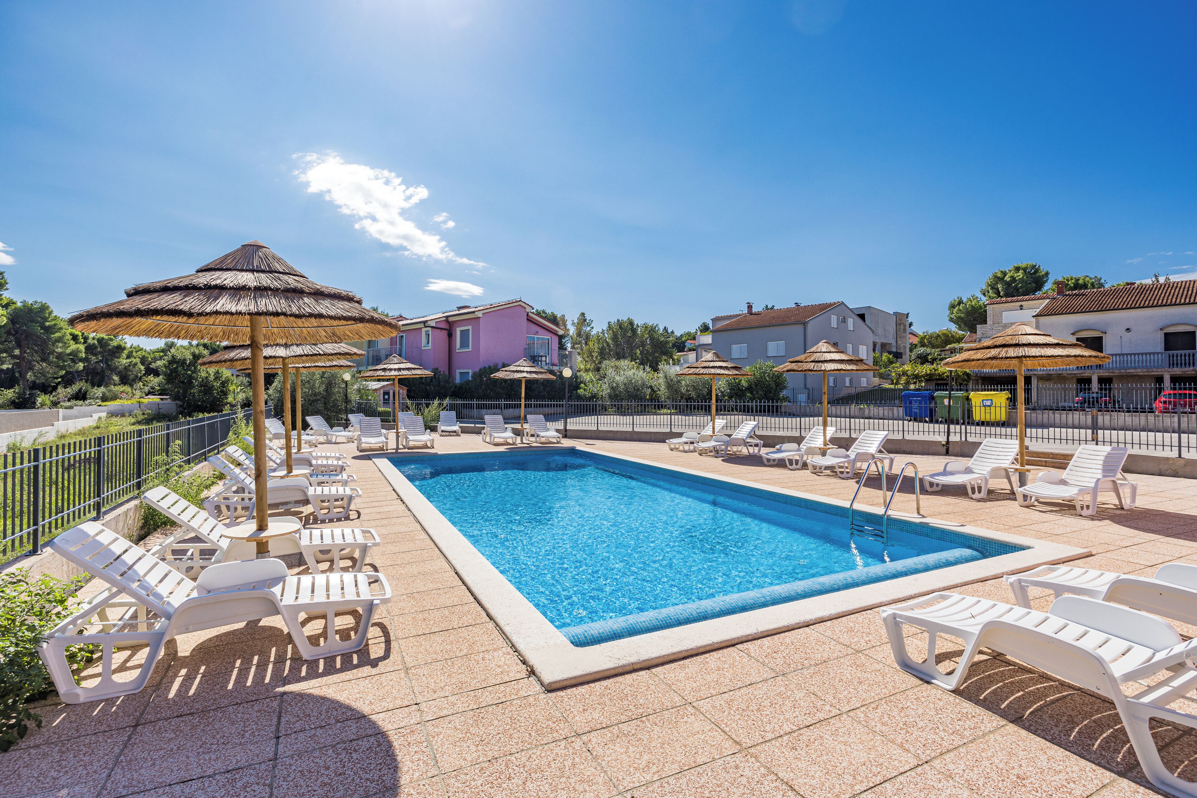 Alberca al aire libre por temporada y sombrillas en la alberca 