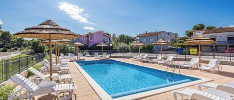 Außenpool (je nach Saison geöffnet), Sonnenschirme, Liegestühle