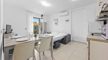 Appartamento, 1 camera da letto, balcone | Area soggiorno | Smart TV 32 pollici con canali via cavo