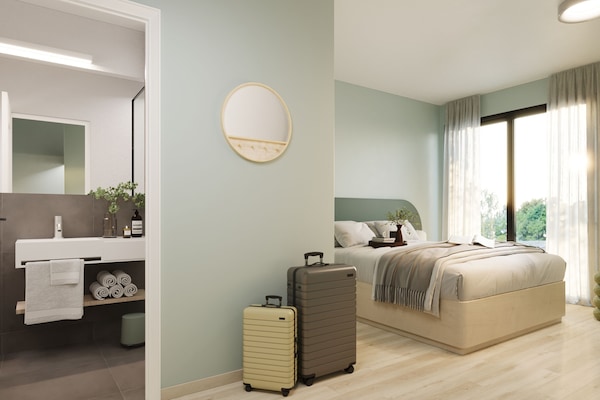 Schreibtisch, laptopgeeigneter Arbeitsplatz, schallisolierte Zimmer