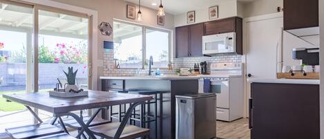 Een koelkast, een magnetron, een oven, een kookplaat