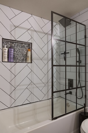 Shower, hair dryer, towels - Charming House, Golf Green, Cornhole, Near Freeway (Phoenix)