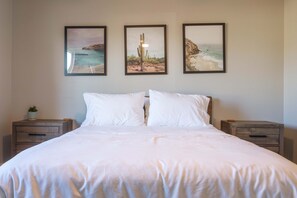 3 bedrooms, desk, iron/ironing board, WiFi - Charming House, Golf Green, Cornhole, Near Freeway (Phoenix)