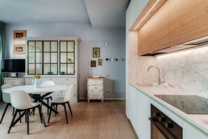 Lägenhet | Eget kök | Stort kylskåp, ugn, spishäll och diskmaskin