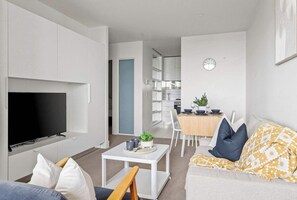 TV, offices - A Modern & Cozy 2BR Apartment with City Views (Melbourne)