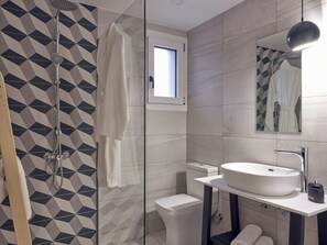 Ducha, secador de pelo, toallas y jabón