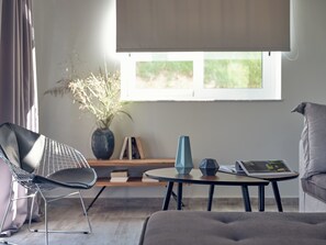 Smart TV, books, stereo