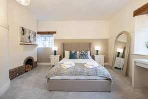 7 bedrooms, desk, iron/ironing board, WiFi