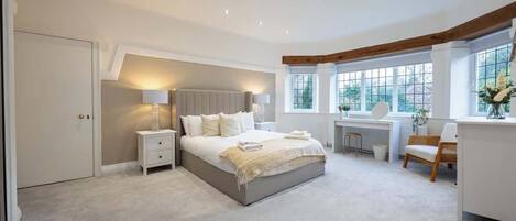 7 عدّة غرف نوم ومكتب ومكواة/لوح كي وواي فاي