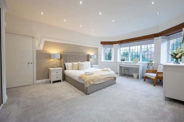 7 bedrooms, desk, iron/ironing board, WiFi