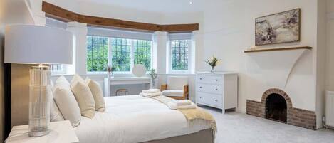 7 quartos, escrivaninha, ferros/tábuas de passar roupa, Wi-Fi