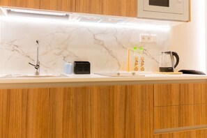 Frigorifero, microonde, lavastoviglie, macchina per tè/caffè
