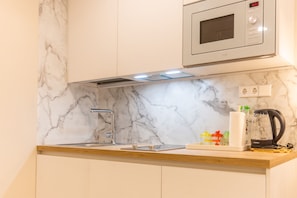 Geladeira, micro-ondas, lava-louças, cafeteira/chaleira