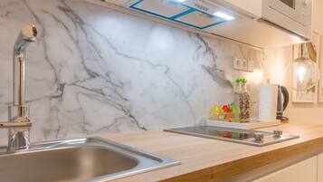 Een koelkast, een magnetron, een vaatwasser