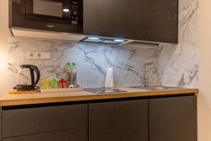 KylskÄp, mikrovÄgsugn, spishÀll och diskmaskin