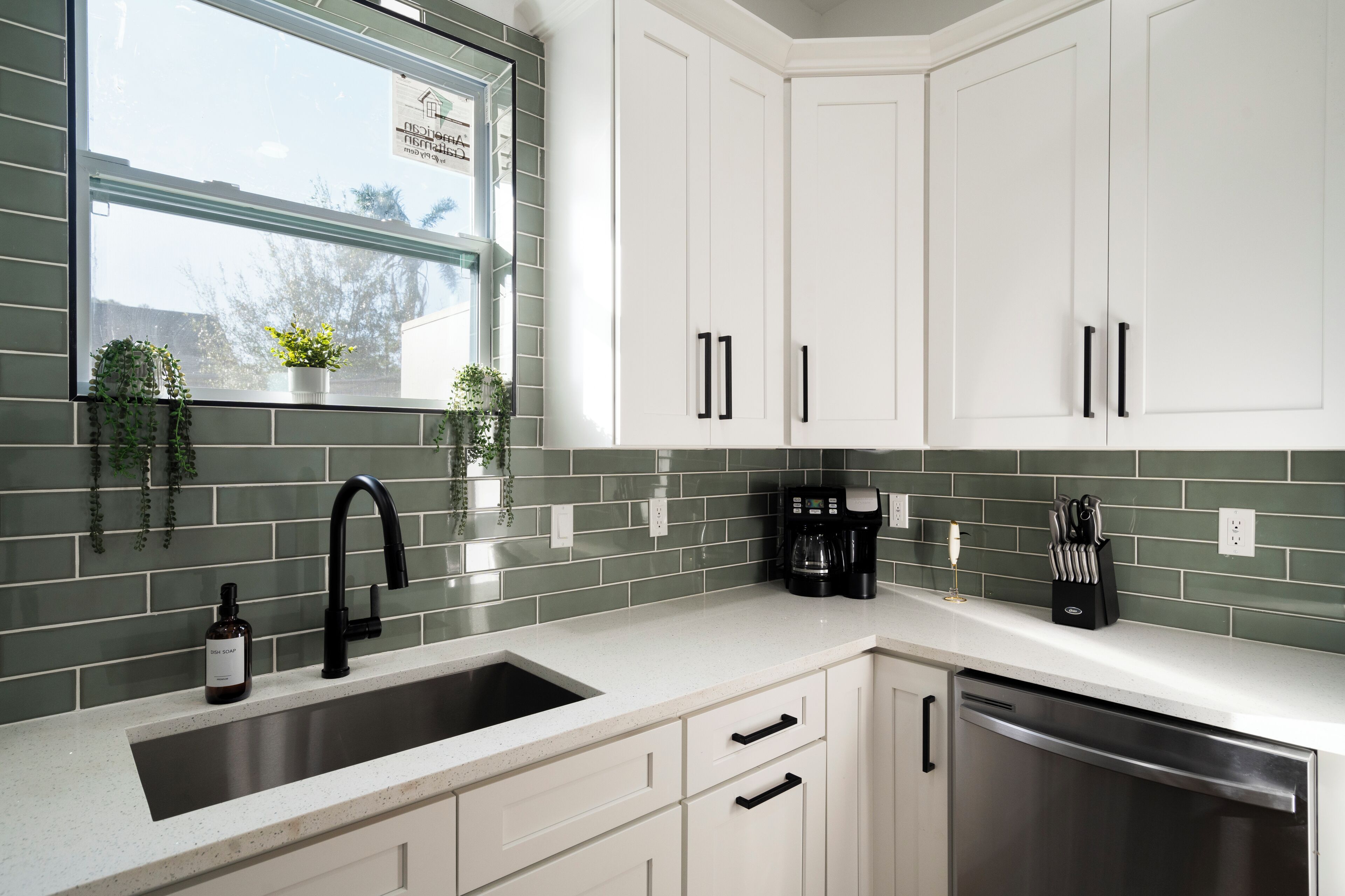 Geladeira, micro-ondas, cooktop, lava-louças