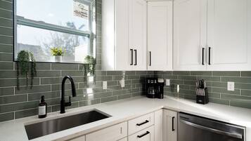 Geladeira, micro-ondas, cooktop, lava-louças