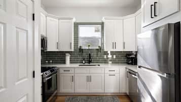 Kühlschrank, Mikrowelle, Herdplatte, Geschirrspüler