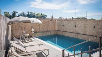 Kolam renang outdoor musiman