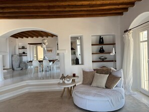 TOPOS MYKONOS ALISAHNEA VILLA | Wohnbereich