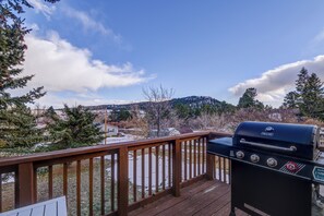 Property grounds - Welcome to our 5 bedroom 2 bathroom home in Charming Palmer Lake (Palmer Lake)