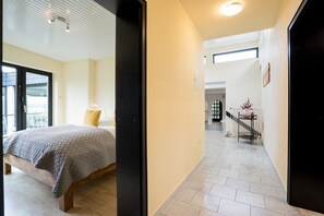 5 bedrooms, travel crib, free WiFi