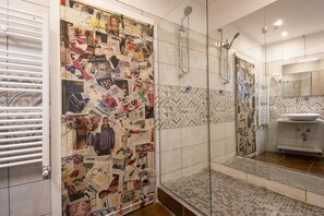 Dusj, hårføner, bidé og håndklær