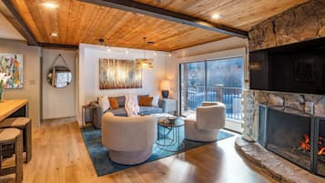 Smart TV, fireplace, books, stereo