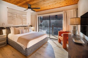 1 habitación, caja de seguridad en la habitación y escritorio 