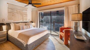 1 habitación, caja de seguridad en la habitación y escritorio