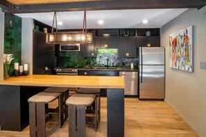 Refrigerador, microondas, horno y parrilla de estufa 