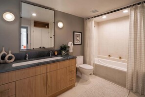 Regadera, secadora de cabello, toallas, jabón 