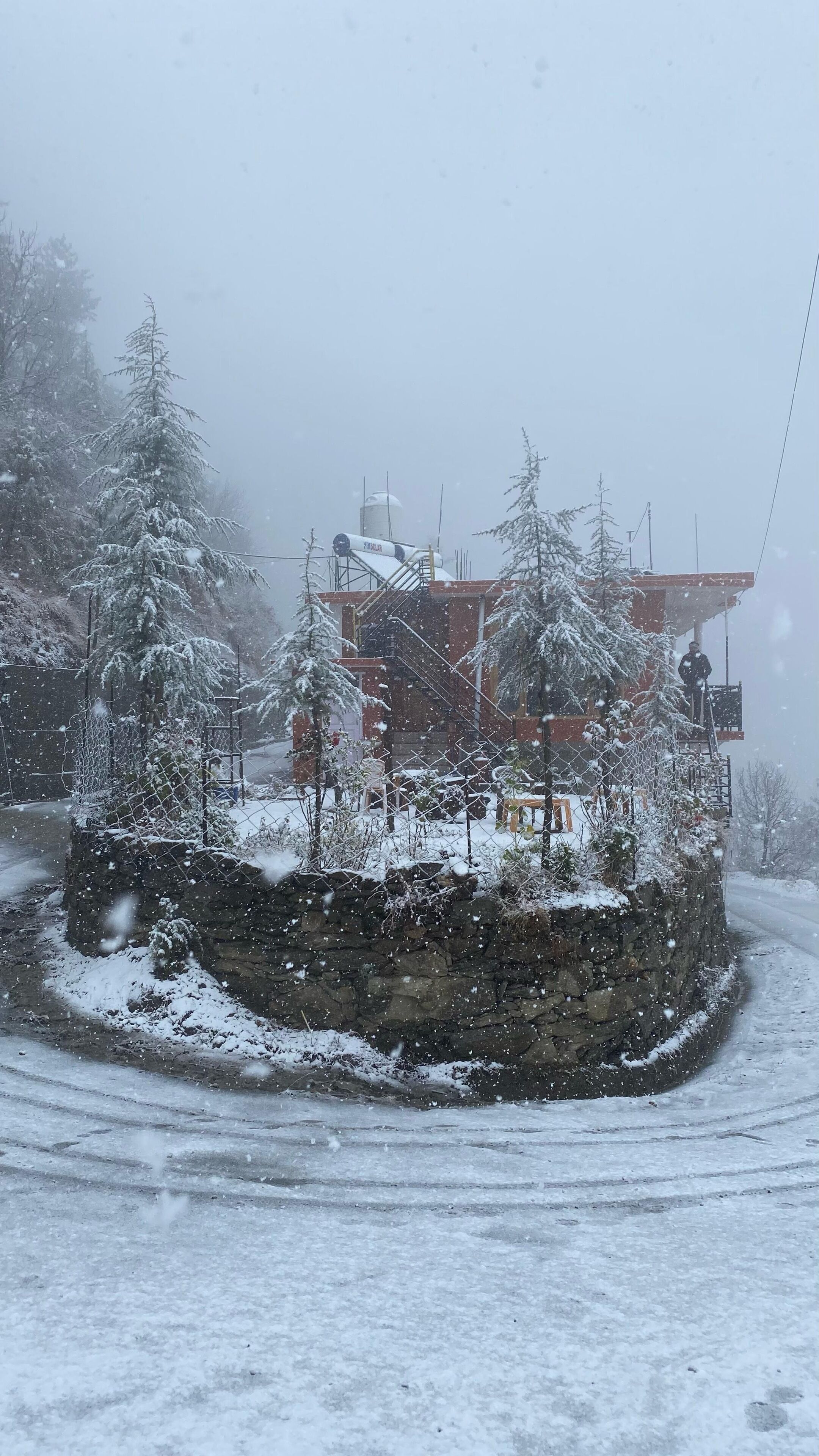 Vista frontal de la propiedad por la tarde o noche
