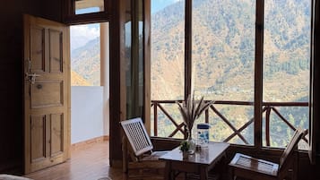 Habitación doble Deluxe, patio, vista a la montaña | Escritorio, espacio para trabajar con laptop y wifi gratis